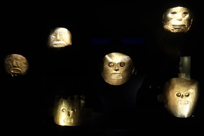 Máscaras en el museo del oro en Bogotá, Colombia