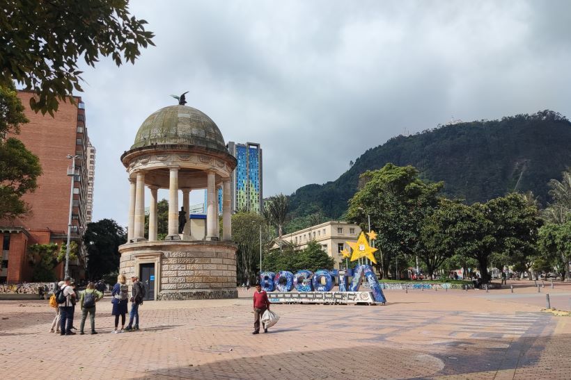 Templete y letras de Bogotá en el parque de los periodistas