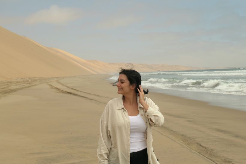 Playa de Sandwich Harbour en Namibia, con la marea baja