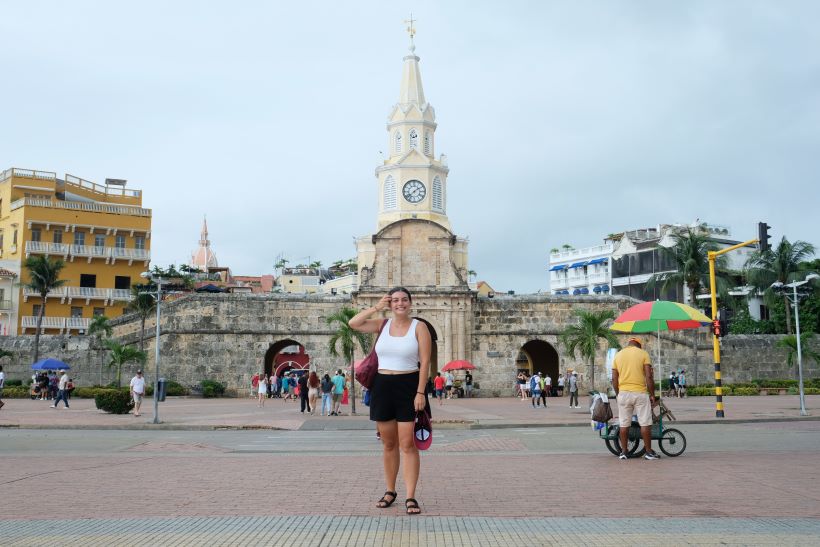 Torre del reloj cartagena de indias con persona