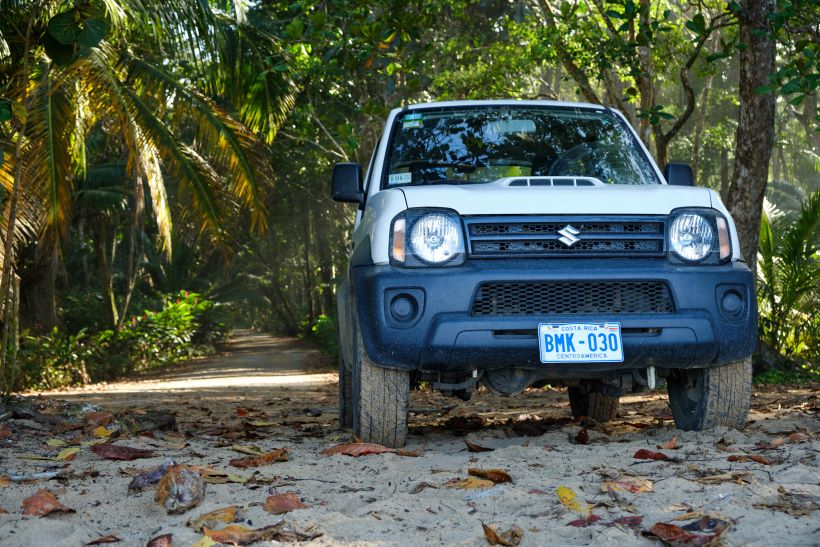 Nuestro coche durante 20 días - Coche Suzuki Jimny Suzuki jimny 4x4 en una playa en costa rica