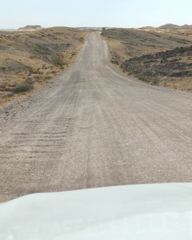 carretera de grava en namibia con baches y surcos