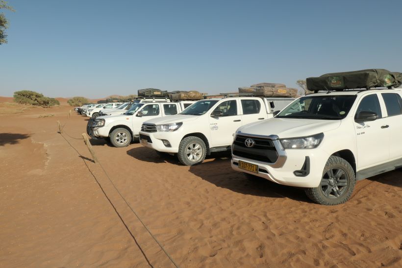 Varios coches en el parking de sossusvlei en Namibia
