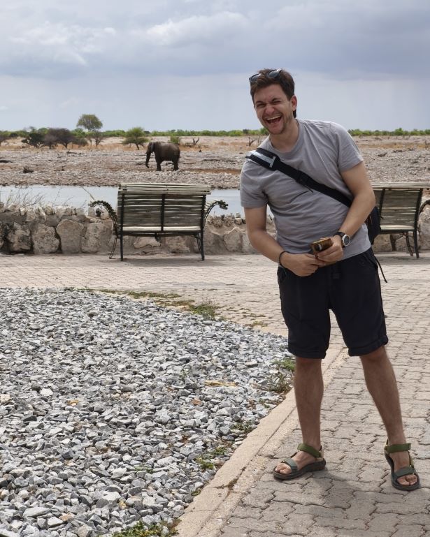 Avistamiento de un elefante en el camping de Okaukuejo, en Etosha, Namibia