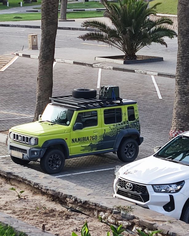 Un suzuki jimny con dos jerry can en namibia