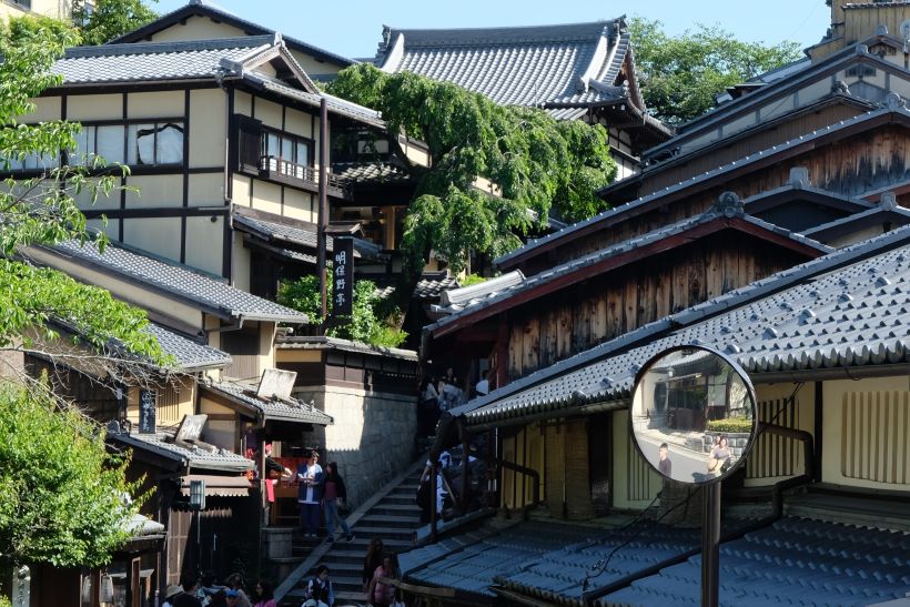 Calle tradicional en Gion y Higashima en Kioto, Japon