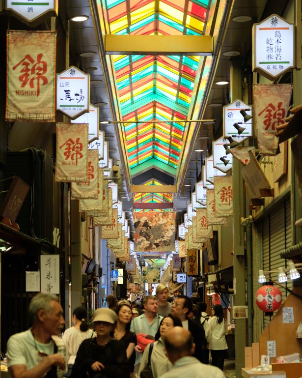 Vista interior del mercado Nishiki en Kioto, Japón