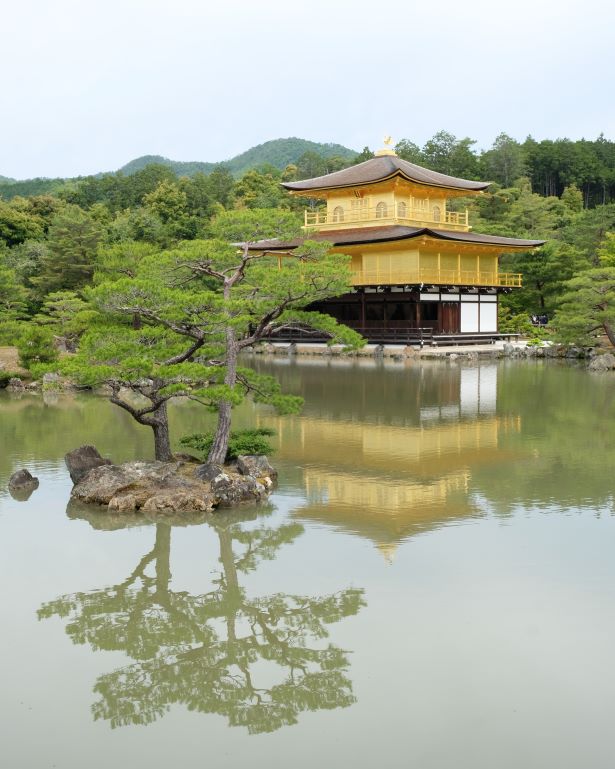El pabellón dorado o kinkaku ji reflejado en el lago