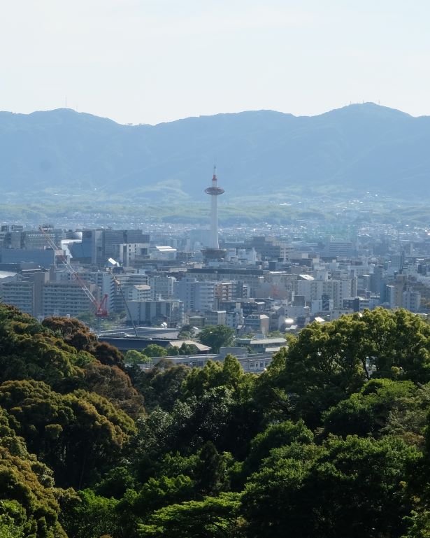Vistas de la torre de Kioto desde Kiyomizu-dera, Japon