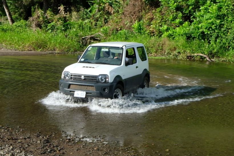 Suzuki jimny cruzando un río en Costa Rica cerca de Bahía Drake
