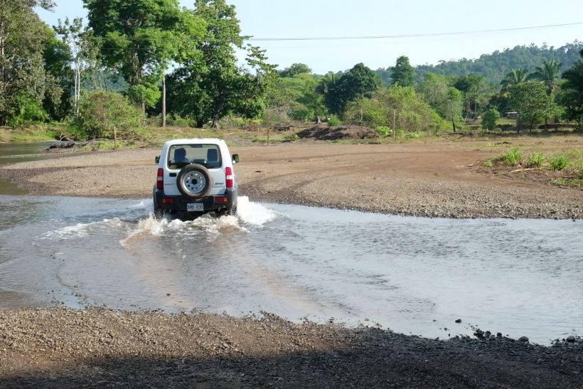 Suzuki jimny 4x4 cruzando riachuelo de camino a Bahía Drake en Costa Rica