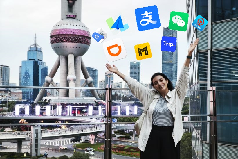 Aplicaciones para viajar a China flotando entre los brazos de una mujer frente a la Perla Oriental de Shanghai, China