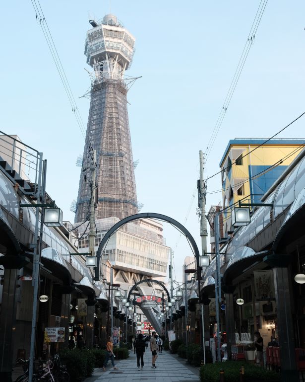Torre Tsutenkaku detrás de la calle Shinsekai