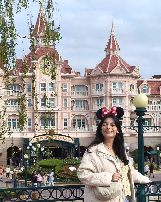 Fachada de Disneyland Hotel, en la misma puerta de acceso a Disneyland París, Francia