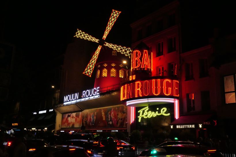 El Moulin Rouge de París, Francia, iluminado en la noche