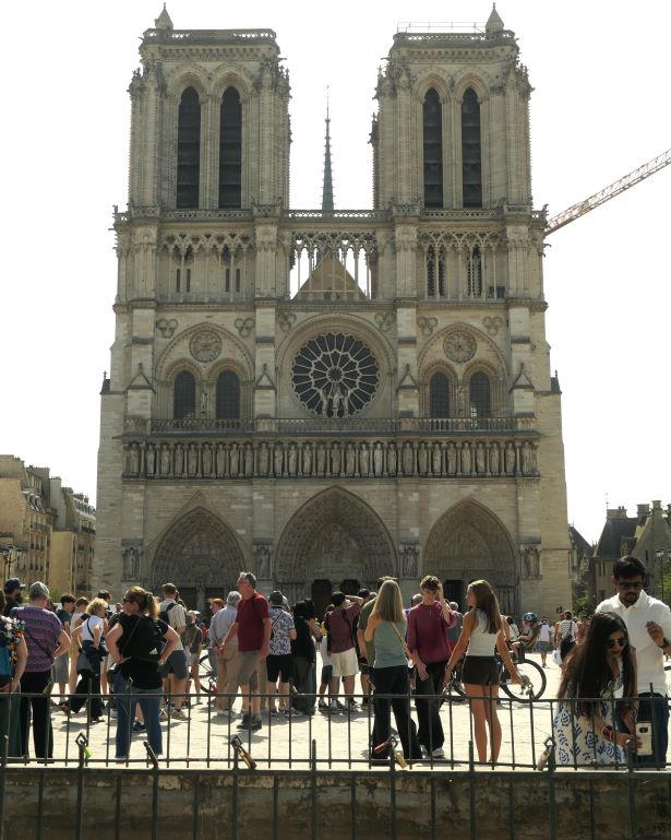 Vista frontal de la Catedral de Notre Dame en París, Francia