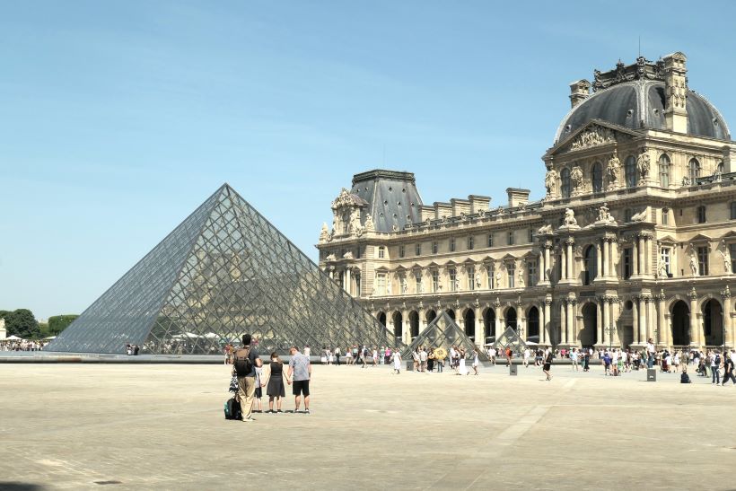 Pirámide de cristal del Louvre, París, Francia