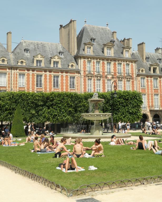 Plaza de los Vosgos en Le Marais, París, Francia