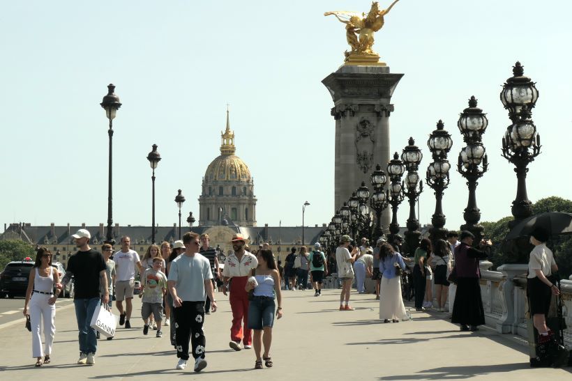 Puente de alejandro III con el hotel de los inválidos de fondo, en París, Francia