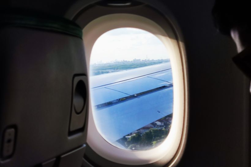 Vistas de París con la Torre Eiffel desde la ventanilla del avión