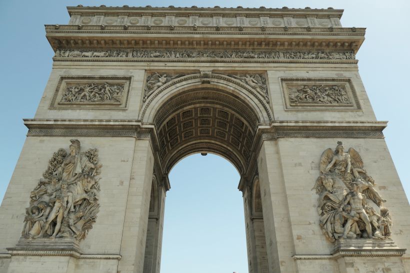 El arco del triunfo de París, Francia, en perspectiva de contrapicado