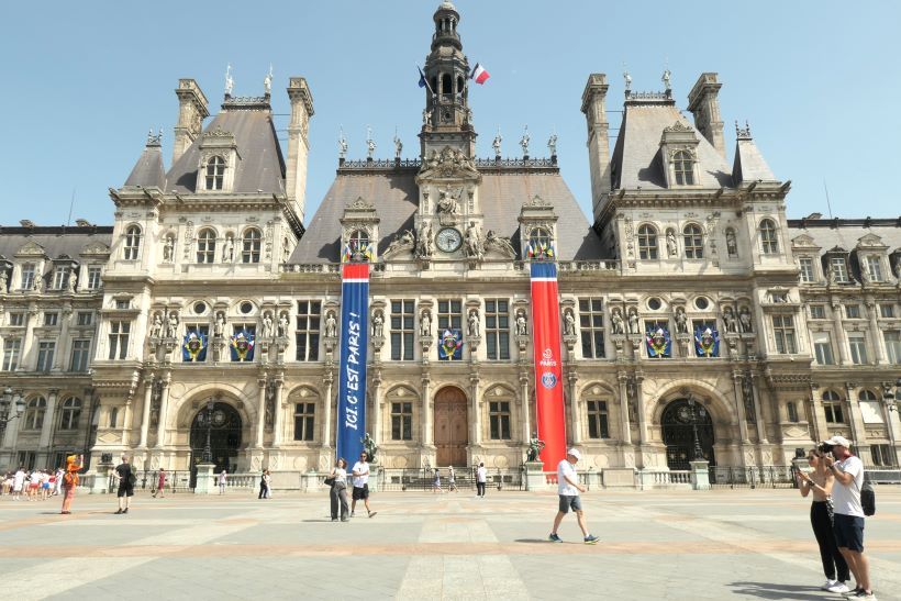 fachada del ayuntamiento de parís, francia