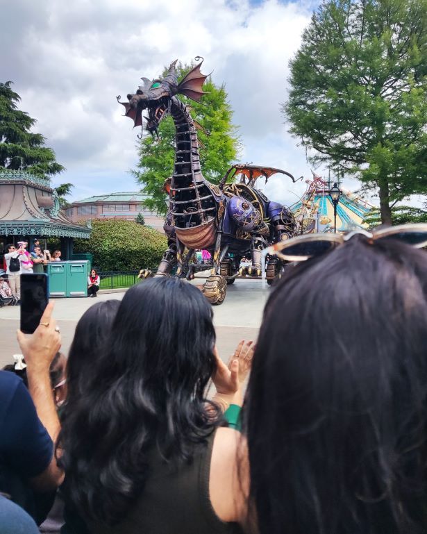 Cabalgata disney stars on parade en Disneyland París, Francia, donde puede verse a un dragón
