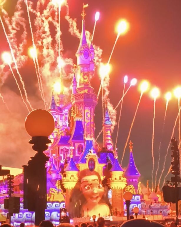 Fuegos artificiales y espectáculo nocturno en el castillo de la bella durmiente en Disneyland París