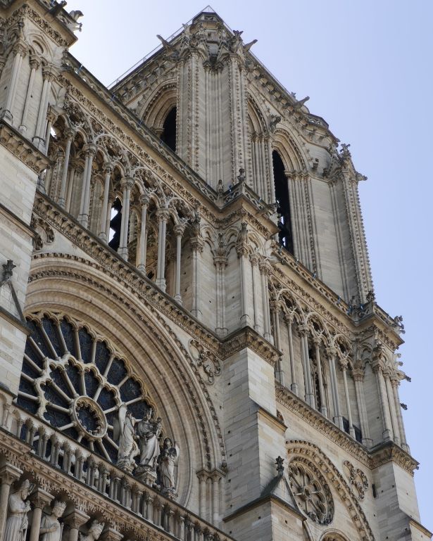 Detalle del rosetón y una de las torres de la catedral de Notre Dame en París, Francia