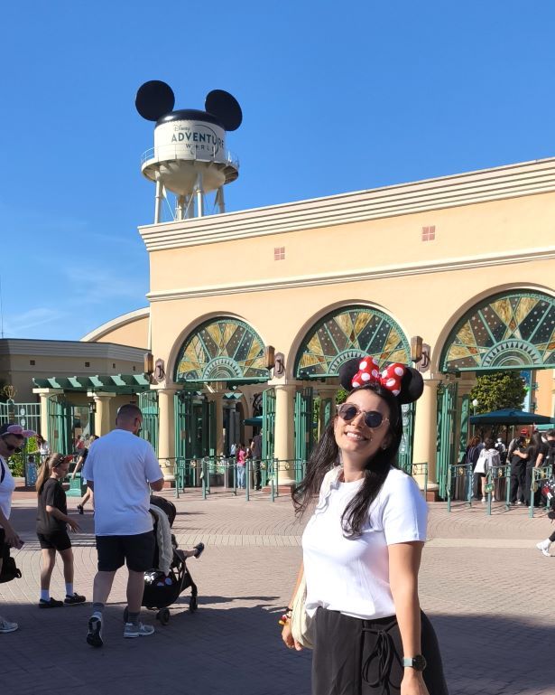 Entrada a Disney Adventure World en Disneyland París, con su emblemático depósito de Mickey