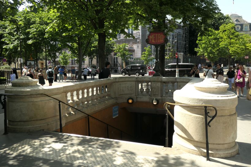 Entrada al metro de París en la avenida de los Campos Elíseos, Francia