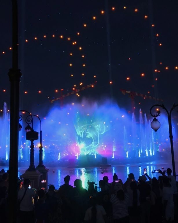 Espectáculo nocturno de fuentes, luces y drones en Disney Adventure World en Disneyland París