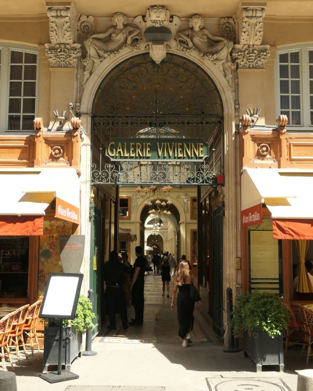 Entrada a la Galería Vivienne en París, Francia