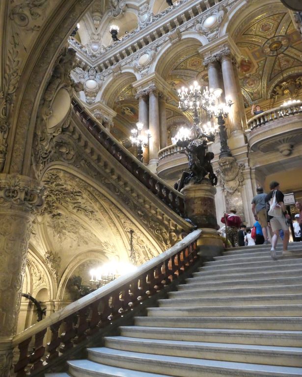 Escaleras interiores de la Ópera Garnier, en París, Francia