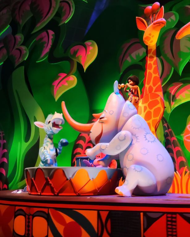 Rinoceronte y cebra tocando el tambor en la atracción its a small world de disneyland parís