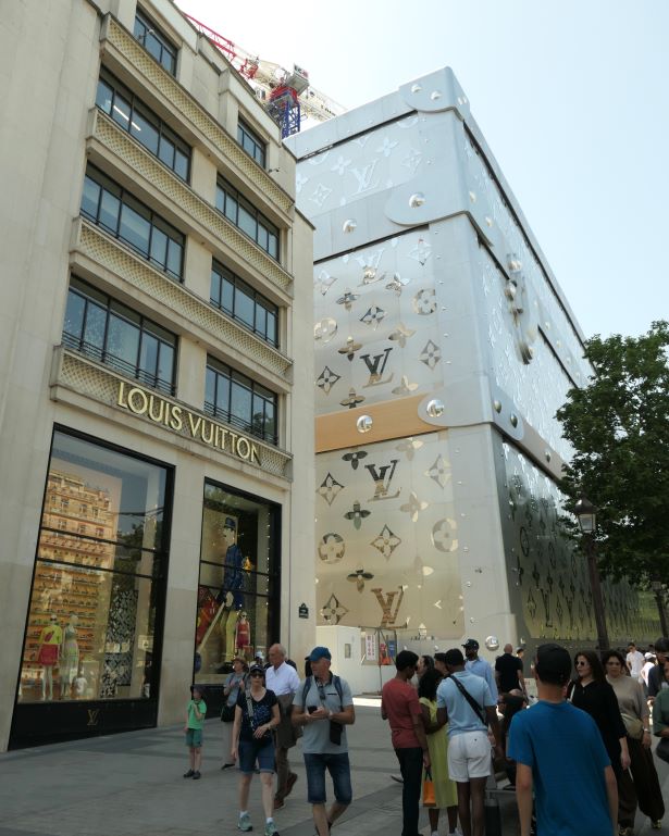 Edificio de Louis Vuitton en la avenida de los campos elíseos en París, Francia