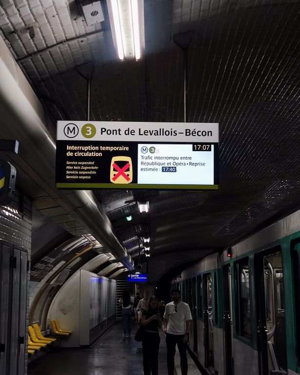 Línea 3 del metro de París durante una incidencia del servicio, Francia
