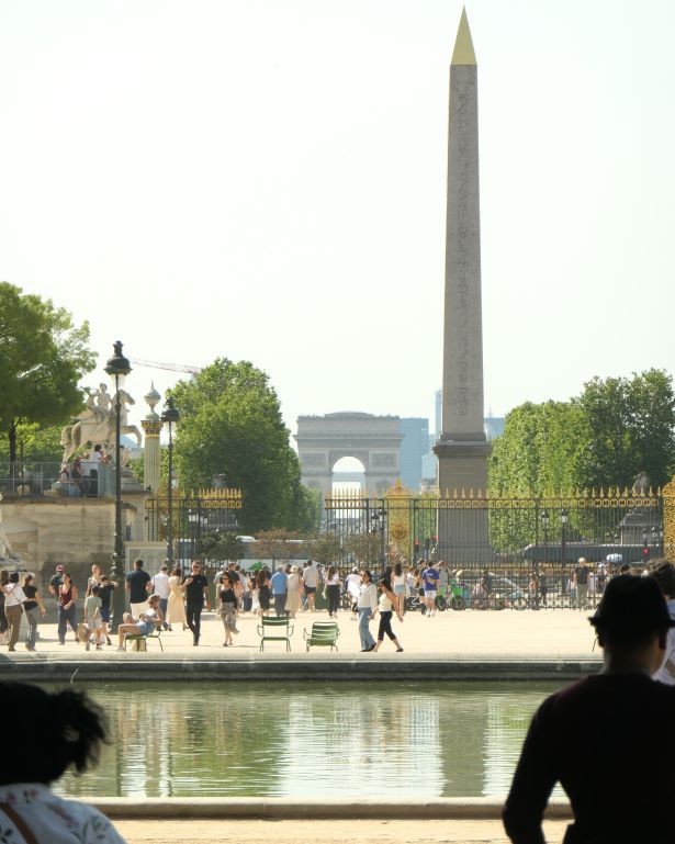 Obelisco de Luxor y Arco del Triunfo de París desde el Jardín de las Tullerías