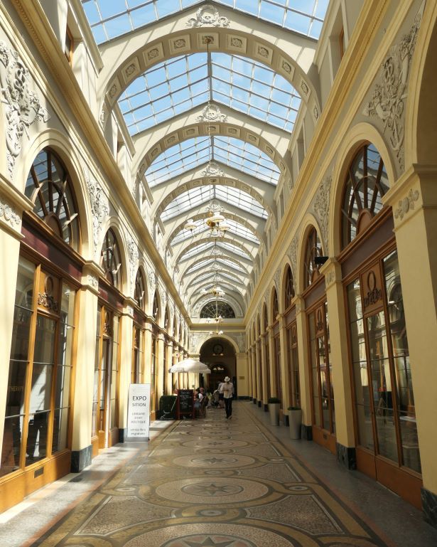 Pasillo acristalado interior en la Galería Vivienne en París, Francia