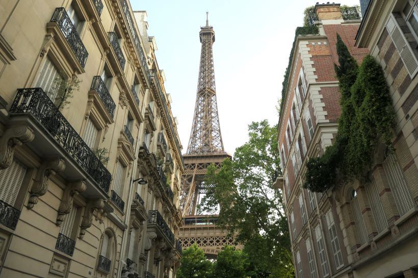 Vistas de la torre eiffel desde la rue de l'université en París