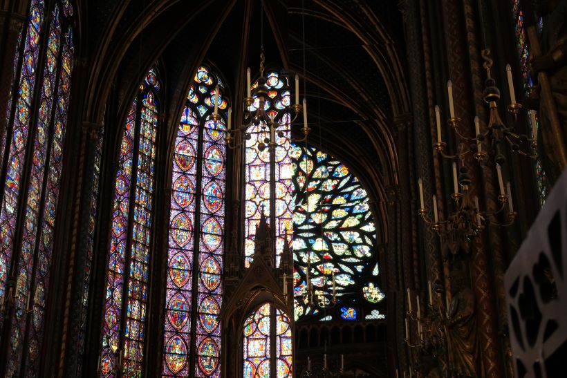 Vistas interiores de las vidrieras en la Saint Chapelle de París, Francia