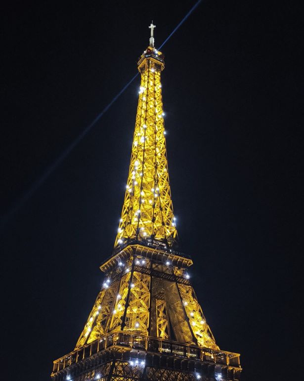 Torre Eiffel iluminada por la noche durante el espectáculo de luces en París, Francia