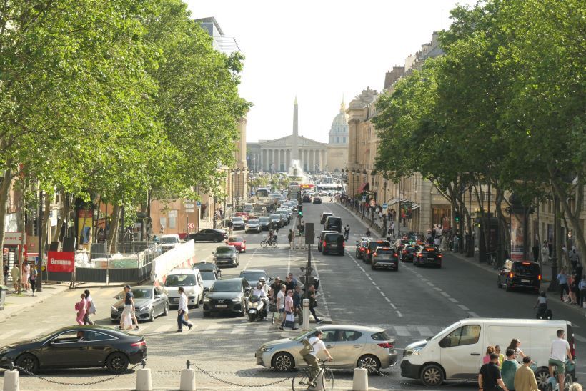 Plaza de la concordia al final de la Rue Royal vista desde La iglesia de la Madeleine en París, Francia