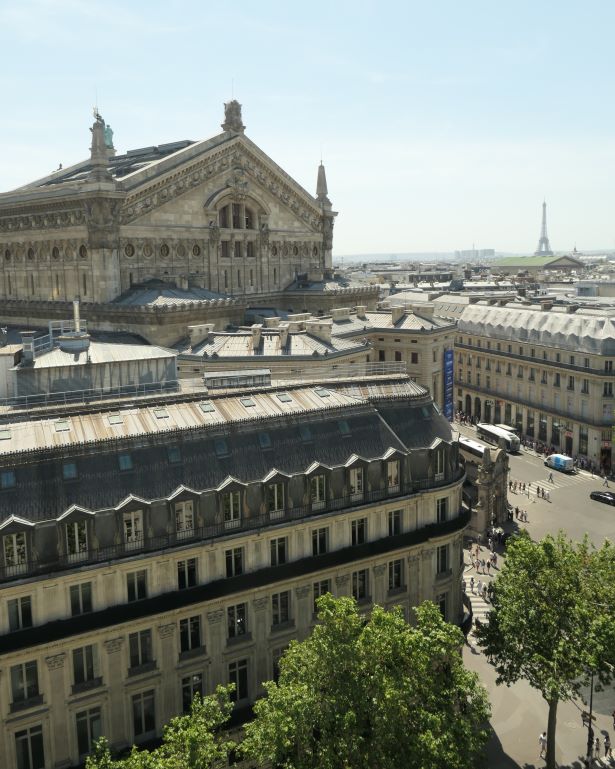 Vistas de París desde la terraza de las Galerías Lafayette, en Francia, donde se puede ver la Ópera Garnier y al fondo, la Torre Eiffel