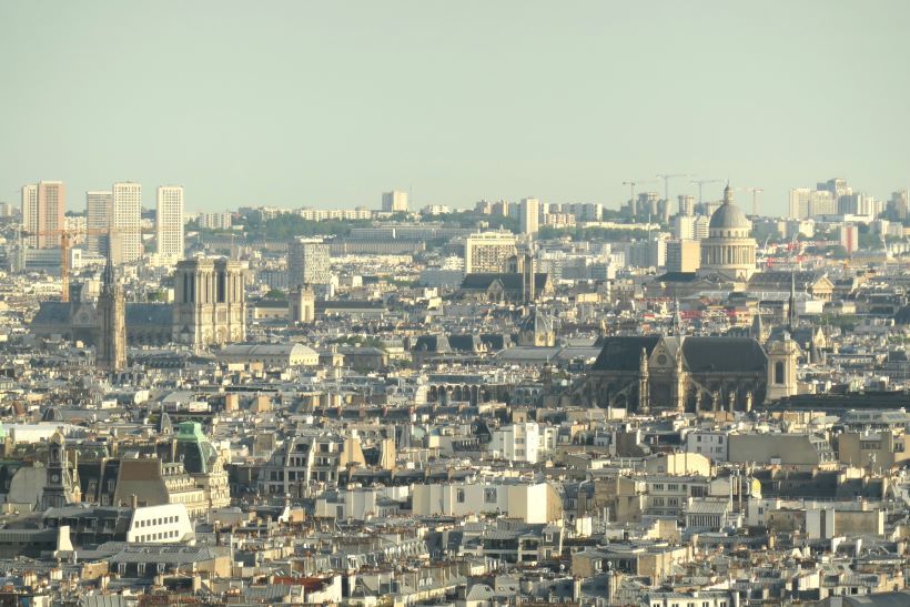 Vistas de París (Francia) con la Catedral de Notre Dame y el Panteon desde la basílica del sacre coeur en montmartre