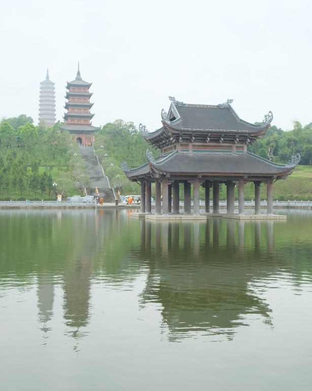 Complejo de Bai Dinh donde se ven tres edificios alineados el primero en un lago y el último Bai Dinh Pagoda, al fondo, en Ninh Binh, Vietnam