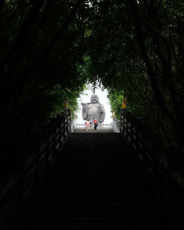 Gran buda de bronce al final de unas escaleras en Bai Dinh Pagoda, Ninh Binh, Vietnam