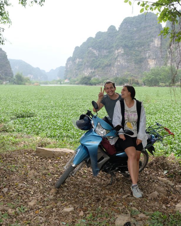 Moto frente a las montañas kársticas de Ninh Binh y Tam Coc en Vietnam