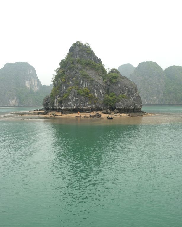 Formacion kárstica en la bahía de halong y lan ha, vietnam