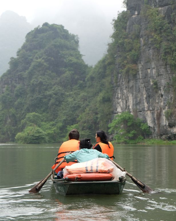 Barca en Trang An, un lugar impresionante que ver en Ninh Binh declarado patrimonio de la humanidad por la Unesco